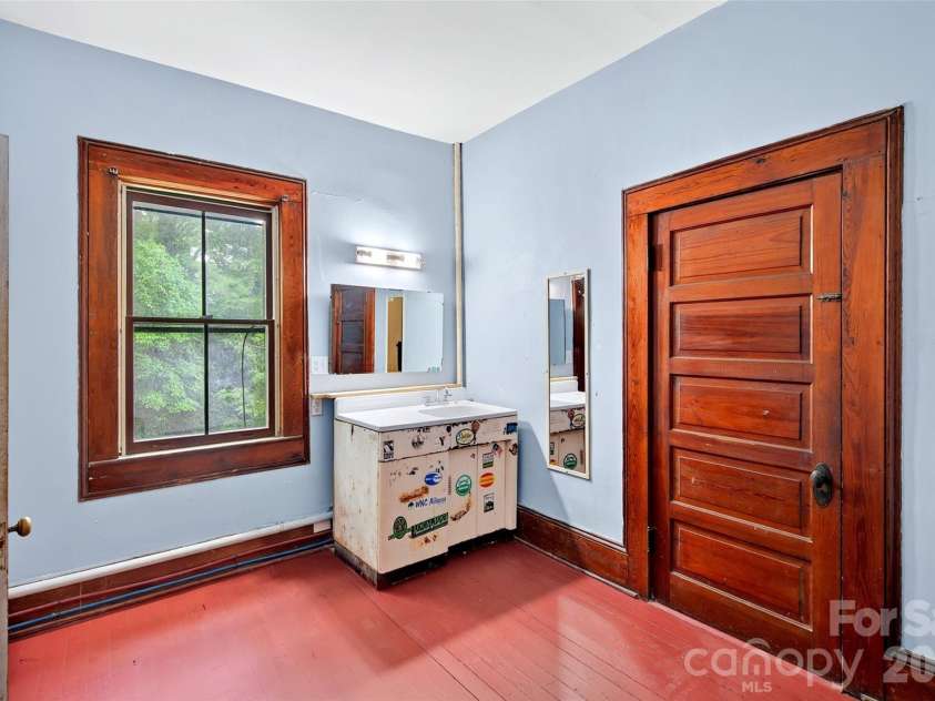 22 Woodbend Lane, Black Mountain, NC 28711.  MLS# CAR4415693, YatesRealty ID 45101. 