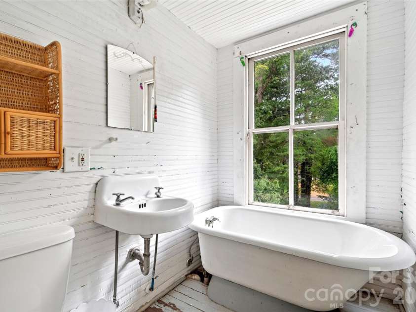 22 Woodbend Lane, Black Mountain, NC 28711.  MLS# CAR4415693, YatesRealty ID 45101. 