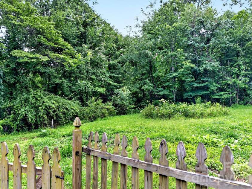 22 Woodbend Lane, Black Mountain, NC 28711.  MLS# CAR4415693, YatesRealty ID 45101. 