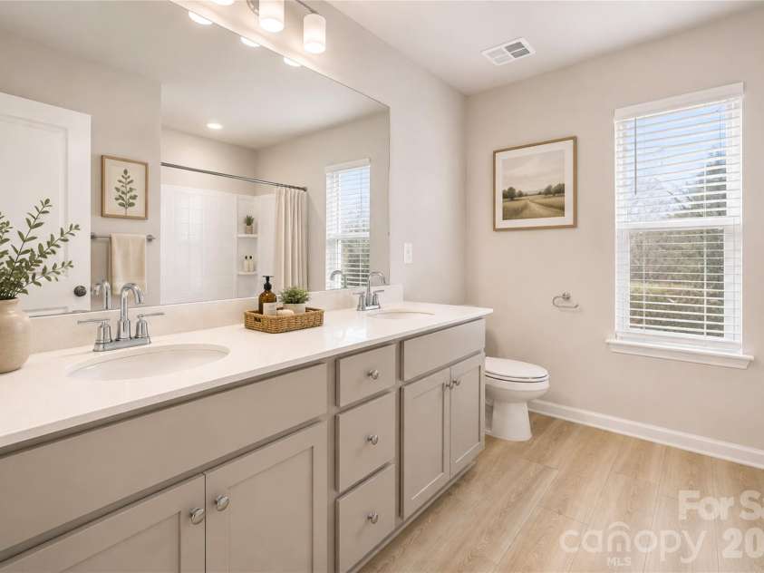 8912 Sawyer Run Court, Charlotte, NC 28215.  MLS# CAR4413507, YatesRealty ID 45103. Hall Bath