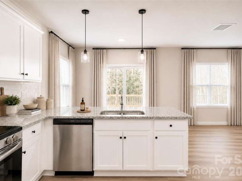 8912 Sawyer Run Court, Charlotte, NC 28215.  MLS# CAR4413507, YatesRealty ID 45103. Kitchen