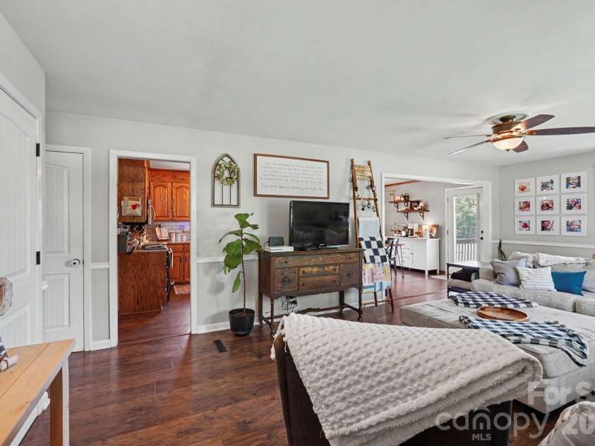 7220 Pharr Mill Road, Harrisburg, NC 28075.  MLS# CAR4415301, YatesRealty ID 45114. Livingroom