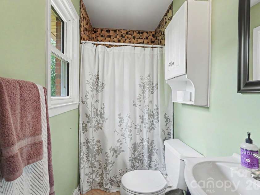 7220 Pharr Mill Road, Harrisburg, NC 28075.  MLS# CAR4415301, YatesRealty ID 45114. Primary bath