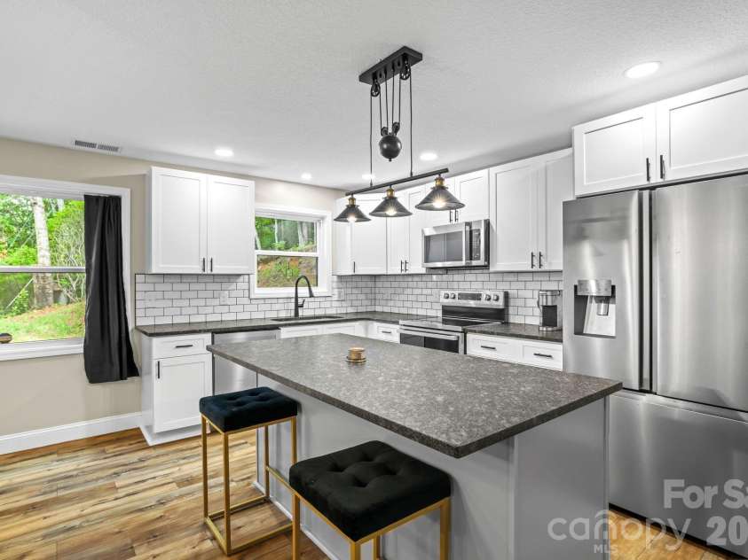 431 Judds Trail, Franklin, NC 28734.  MLS# CAR4415759, YatesRealty ID 45116. 