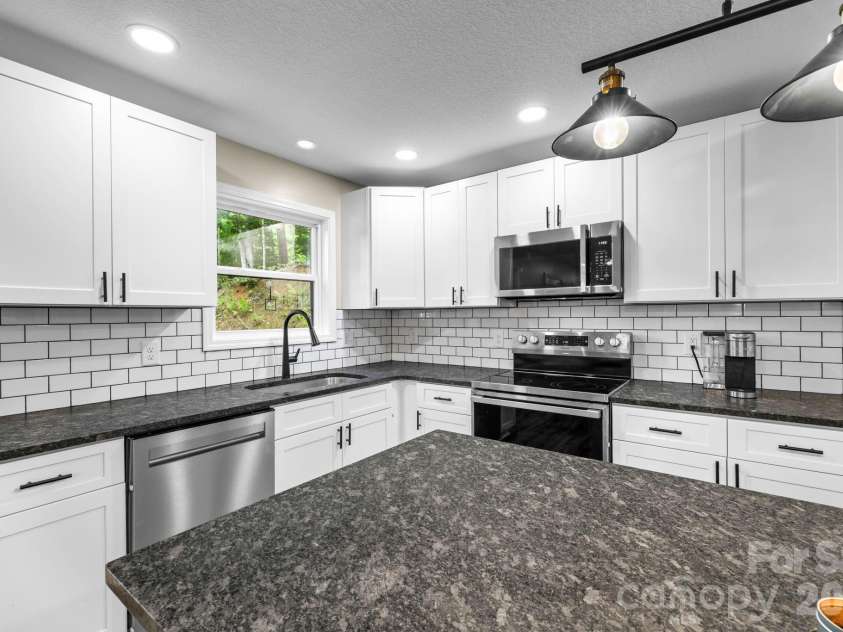 431 Judds Trail, Franklin, NC 28734.  MLS# CAR4415759, YatesRealty ID 45116. 
