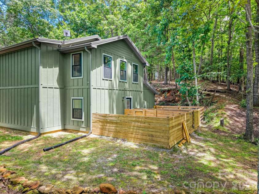 431 Judds Trail, Franklin, NC 28734.  MLS# CAR4415759, YatesRealty ID 45116. 