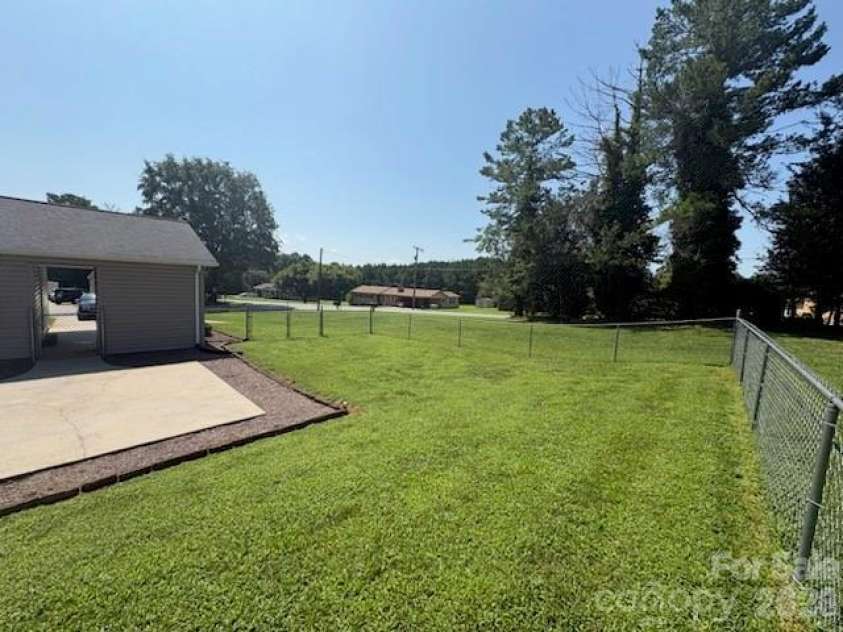 101 APPLE HILL Drive, Shelby, NC 28152.  MLS# CAR4415792, YatesRealty ID 45118. 
