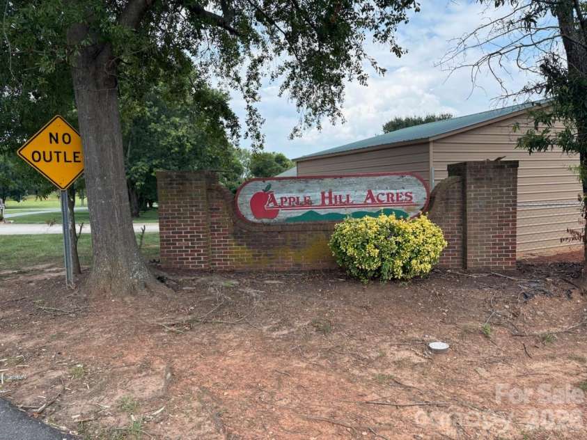 101 APPLE HILL Drive, Shelby, NC 28152.  MLS# CAR4415792, YatesRealty ID 45118. 