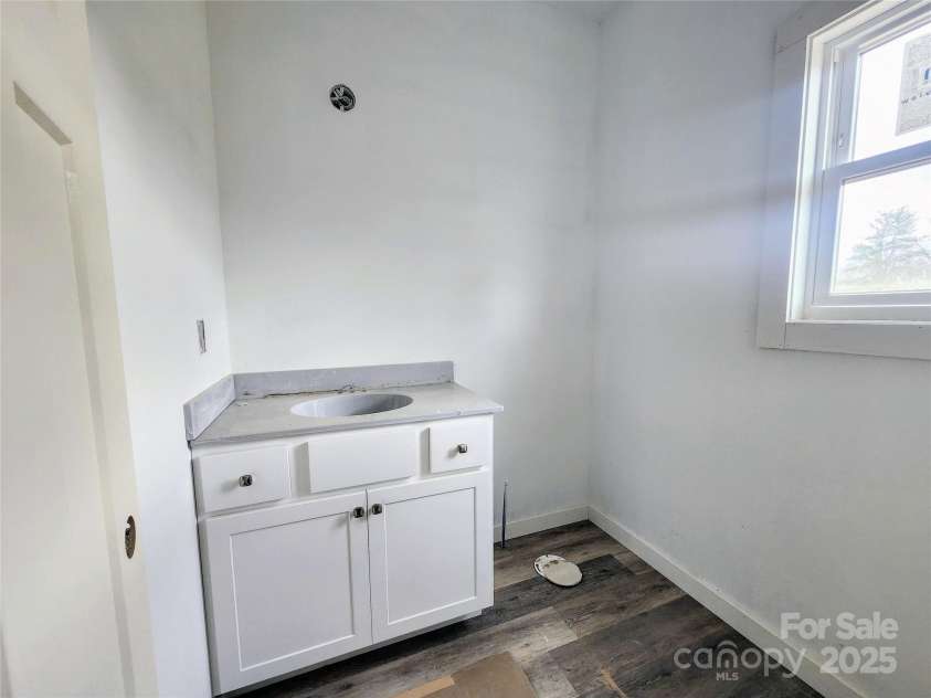 59 Eller Ford Road, Weaverville, NC 28787.  MLS# CAR4229304, YatesRealty ID 4513. Half bath on the main.
