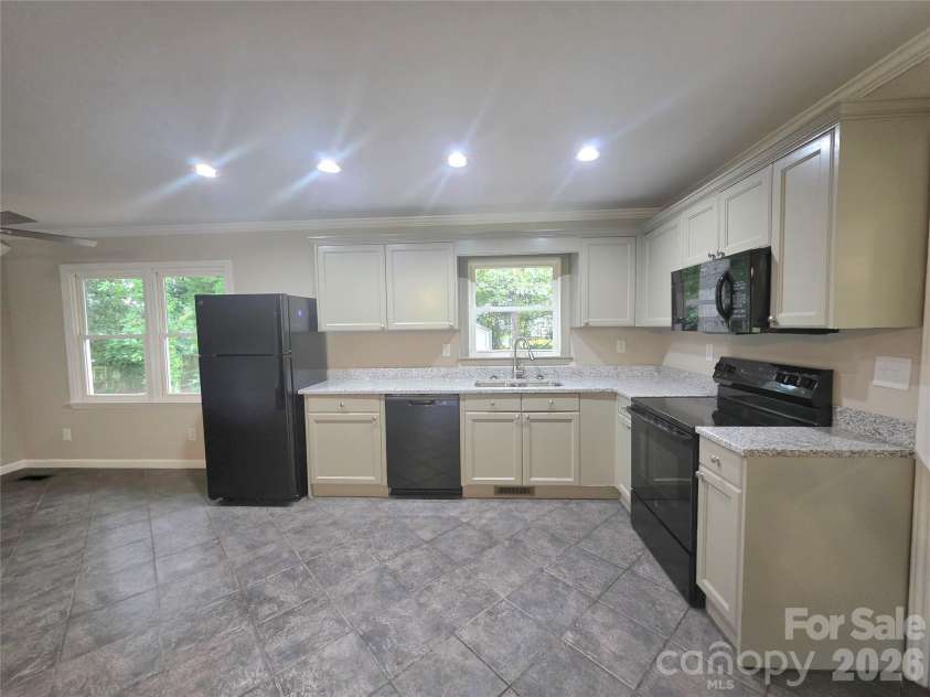 733 Crestwood Avenue, Gastonia, NC 28054.  MLS# CAR4415375, YatesRealty ID 45130. 