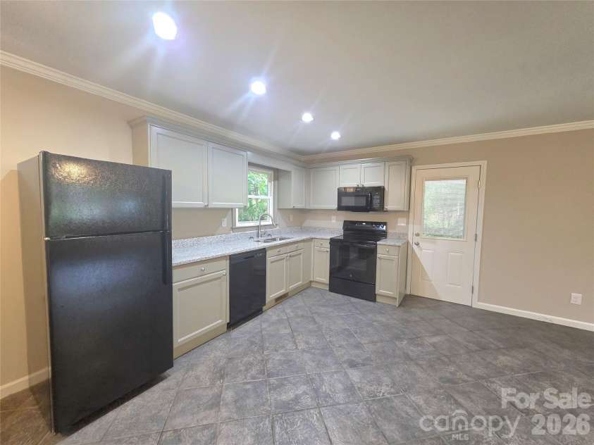 733 Crestwood Avenue, Gastonia, NC 28054.  MLS# CAR4415375, YatesRealty ID 45130. 