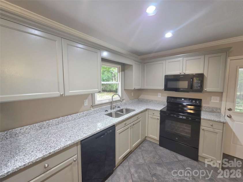 733 Crestwood Avenue, Gastonia, NC 28054.  MLS# CAR4415375, YatesRealty ID 45130. 