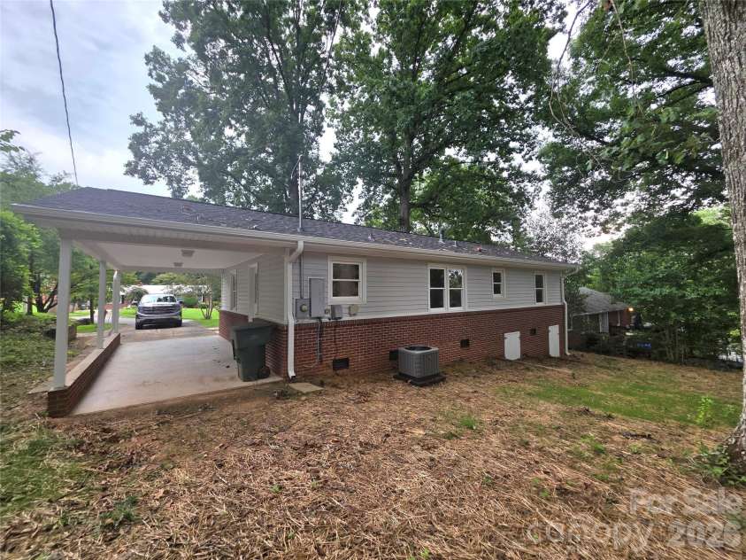 733 Crestwood Avenue, Gastonia, NC 28054.  MLS# CAR4415375, YatesRealty ID 45130. 