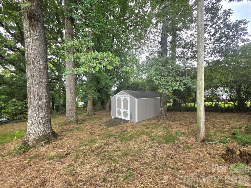 733 Crestwood Avenue, Gastonia, NC 28054.  MLS# CAR4415375, YatesRealty ID 45130. 