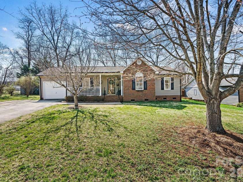 215 Towne Court, Conover, NC 28613.  MLS# CAR4354978, YatesRealty ID 4514. Focused Front View 