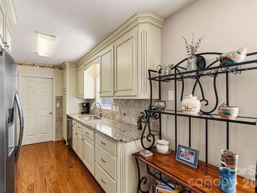 215 Towne Court, Conover, NC 28613.  MLS# CAR4354978, YatesRealty ID 4514. Focused Kitchen/Laundry Room Entry View 