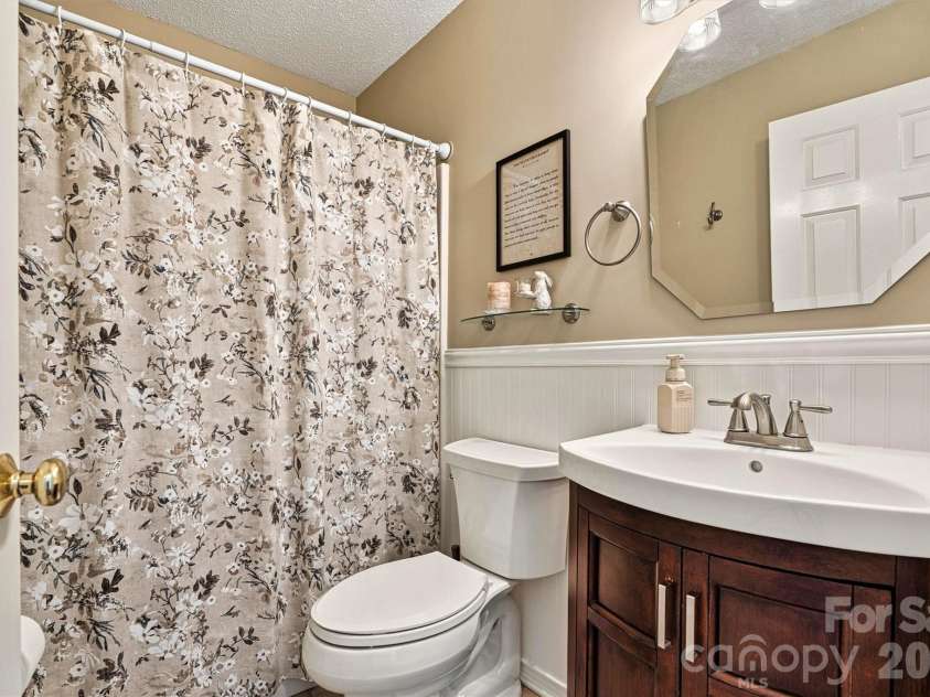 215 Towne Court, Conover, NC 28613.  MLS# CAR4354978, YatesRealty ID 4514. Full Guest Bath/Vanity View 