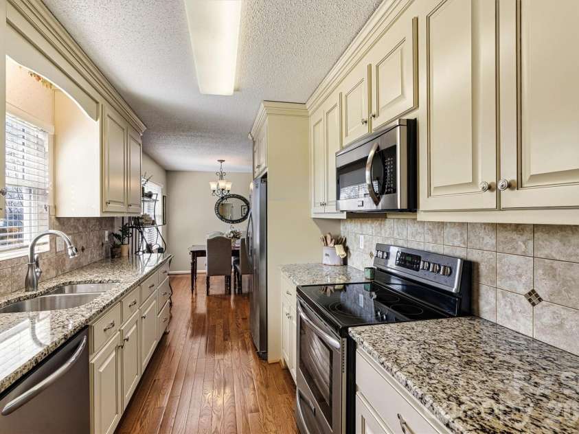 215 Towne Court, Conover, NC 28613.  MLS# CAR4354978, YatesRealty ID 4514. Kitchen/Dining Area View 