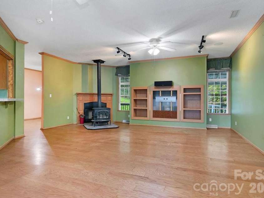 98 New Sorrells Estate, Brevard, NC 28712.  MLS# CAR4414087, YatesRealty ID 45142. Built-Ins