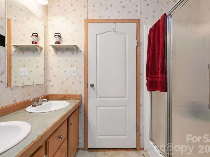 98 New Sorrells Estate, Brevard, NC 28712.  MLS# CAR4414087, YatesRealty ID 45142. Double Vanity