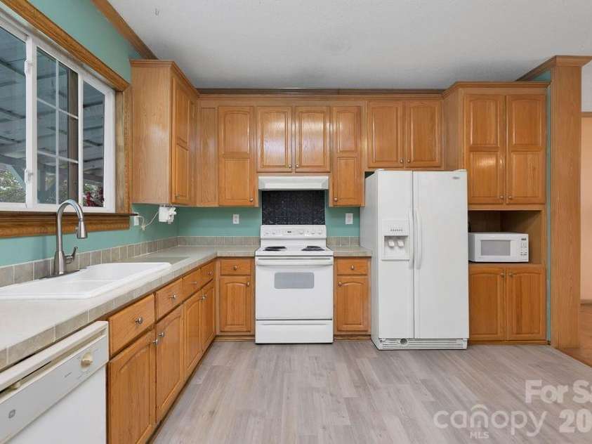 98 New Sorrells Estate, Brevard, NC 28712.  MLS# CAR4414087, YatesRealty ID 45142. Large Kitchen