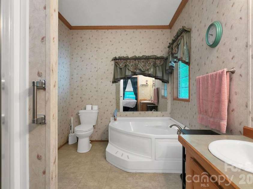 98 New Sorrells Estate, Brevard, NC 28712.  MLS# CAR4414087, YatesRealty ID 45142. Primary Bath
