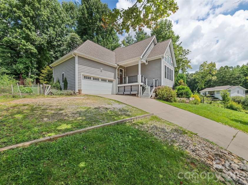 18 Forget Me Not Meadows, Fairview, NC 28730.  MLS# CAR4410784, YatesRealty ID 45145. 