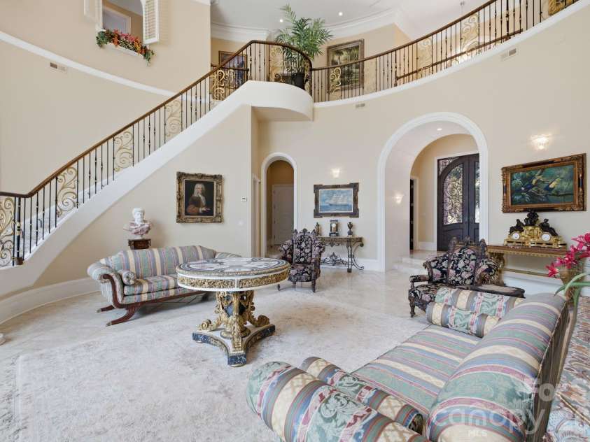 178 Mariner Pointe Lane, Mooresville, NC 28117.  MLS# CAR4414356, YatesRealty ID 45154. Impressive two-story great room features a dramatic wall of windows, elegant architectural details and sweeping Lake Norman views.