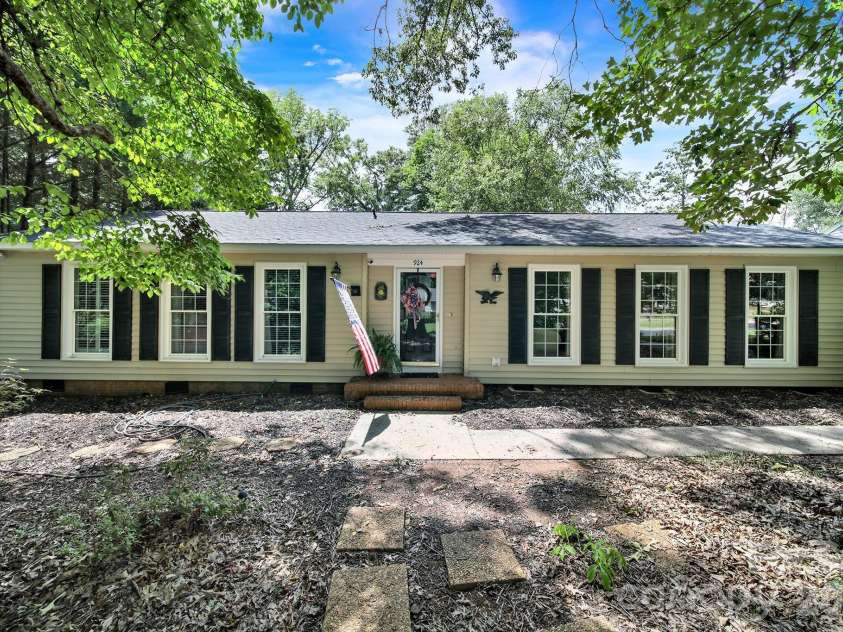 924 Glenshannon Road, Matthews, NC 28105.  MLS# CAR4415656, YatesRealty ID 45156. 