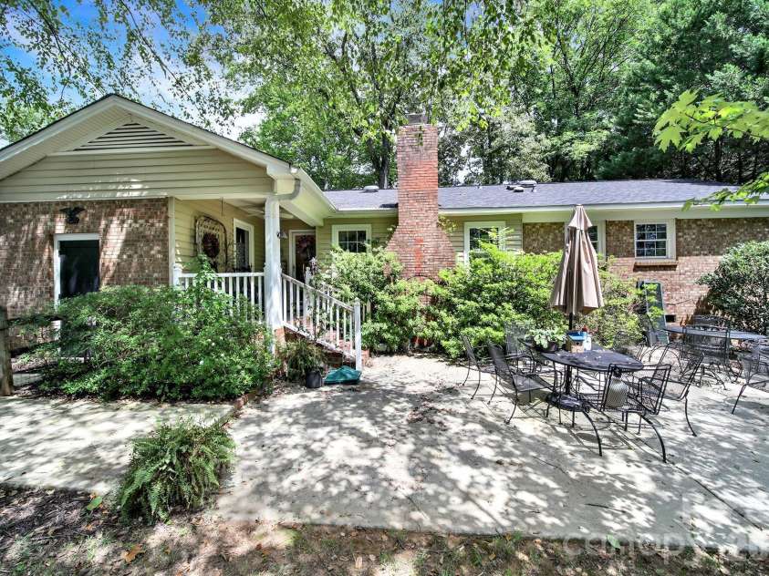 924 Glenshannon Road, Matthews, NC 28105.  MLS# CAR4415656, YatesRealty ID 45156. 