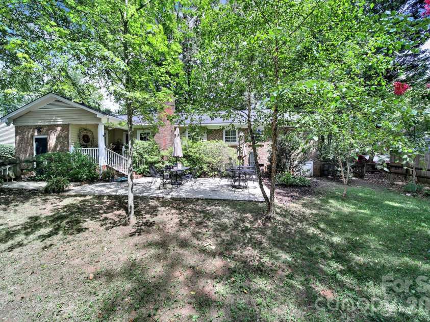 924 Glenshannon Road, Matthews, NC 28105.  MLS# CAR4415656, YatesRealty ID 45156. 