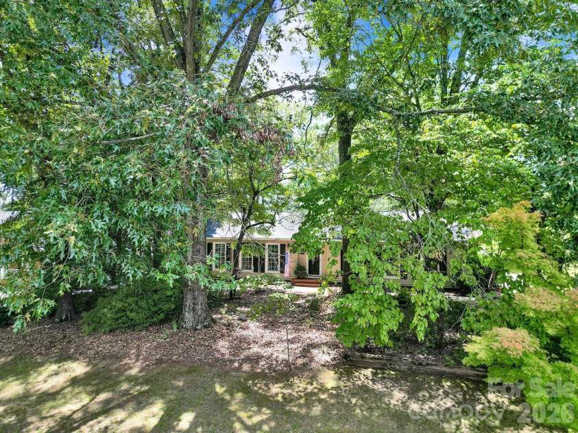 924 Glenshannon Road, Matthews, NC 28105.  MLS# CAR4415656, YatesRealty ID 45156. 