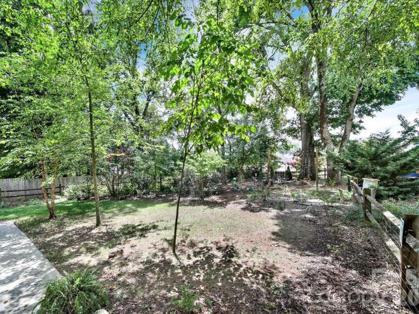924 Glenshannon Road, Matthews, NC 28105.  MLS# CAR4415656, YatesRealty ID 45156. 