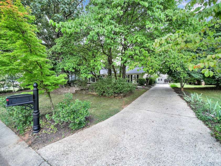 924 Glenshannon Road, Matthews, NC 28105.  MLS# CAR4415656, YatesRealty ID 45156. 