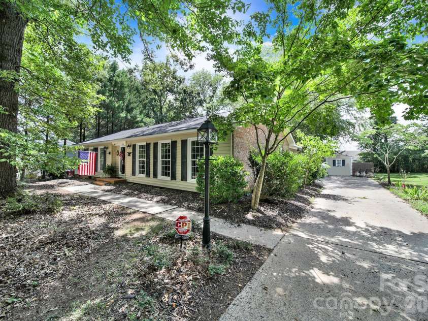 924 Glenshannon Road, Matthews, NC 28105.  MLS# CAR4415656, YatesRealty ID 45156. 