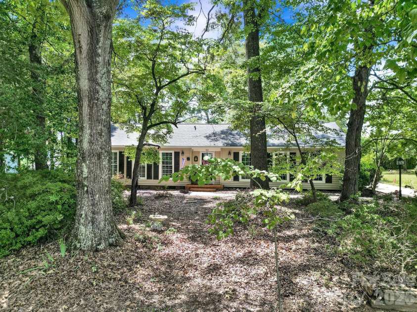 924 Glenshannon Road, Matthews, NC 28105.  MLS# CAR4415656, YatesRealty ID 45156. 