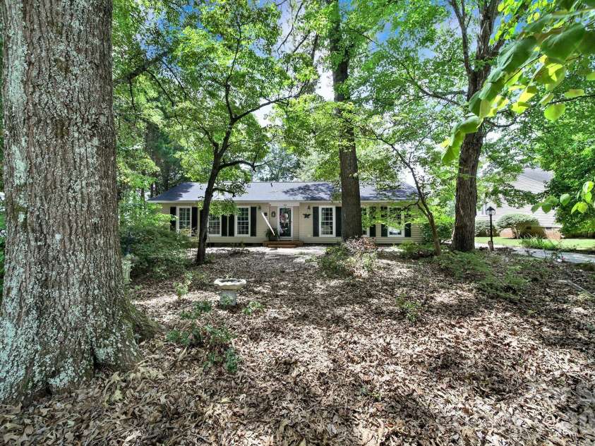 924 Glenshannon Road, Matthews, NC 28105.  MLS# CAR4415656, YatesRealty ID 45156. 