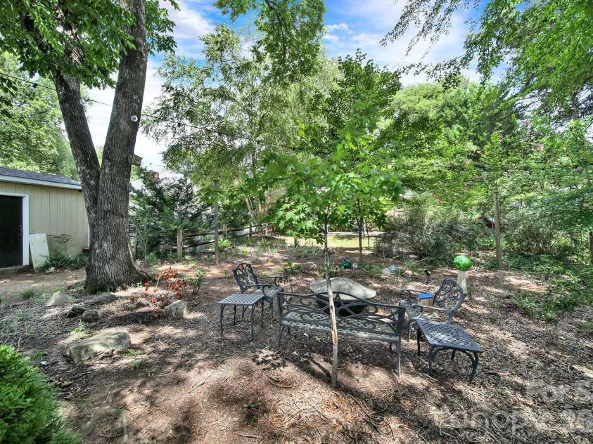 924 Glenshannon Road, Matthews, NC 28105.  MLS# CAR4415656, YatesRealty ID 45156. 