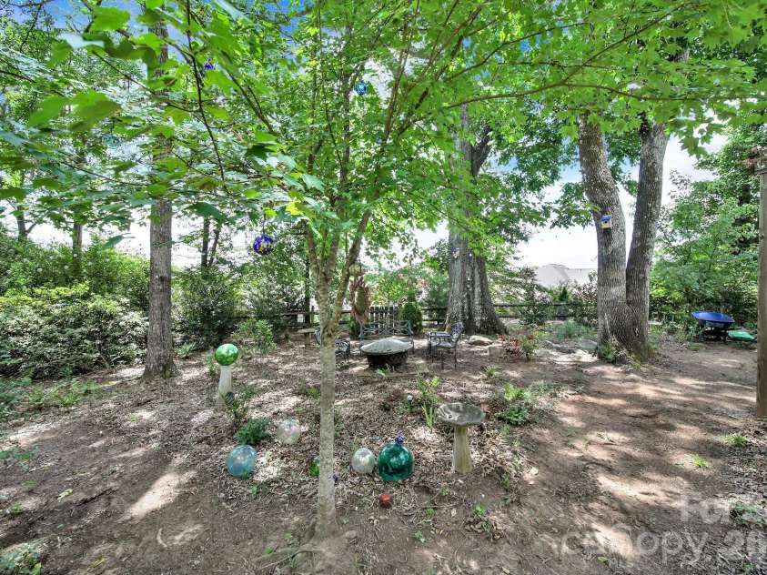 924 Glenshannon Road, Matthews, NC 28105.  MLS# CAR4415656, YatesRealty ID 45156. 