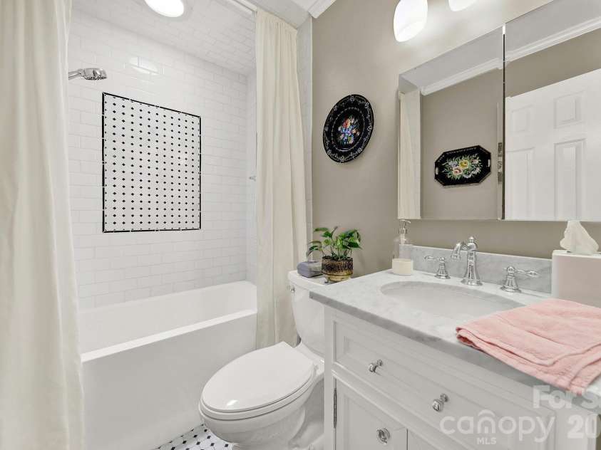 924 Glenshannon Road, Matthews, NC 28105.  MLS# CAR4415656, YatesRealty ID 45156. Hall Full Bathroom