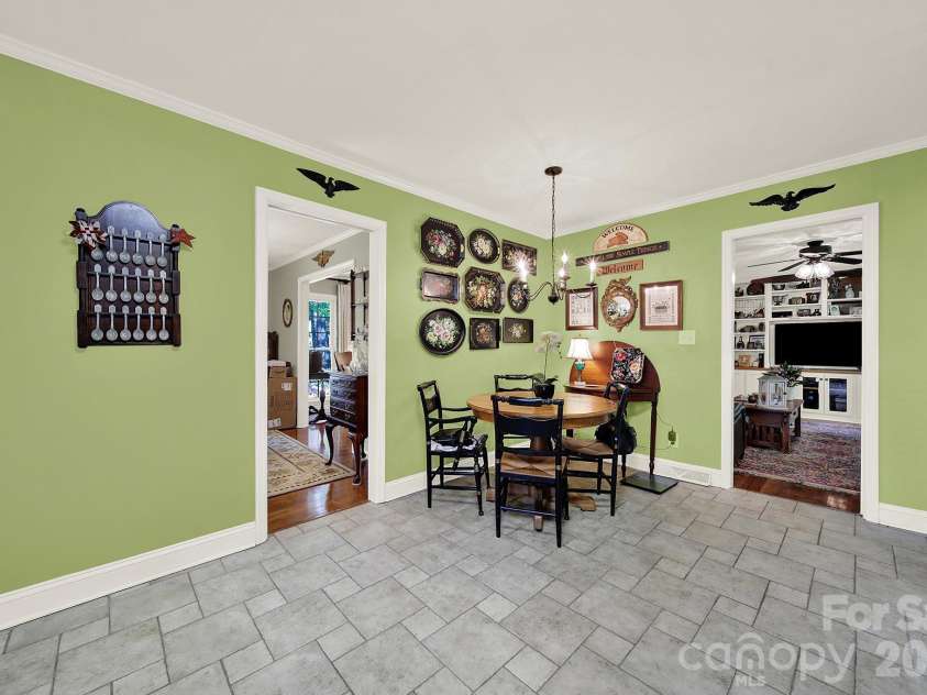 924 Glenshannon Road, Matthews, NC 28105.  MLS# CAR4415656, YatesRealty ID 45156. Kitchen