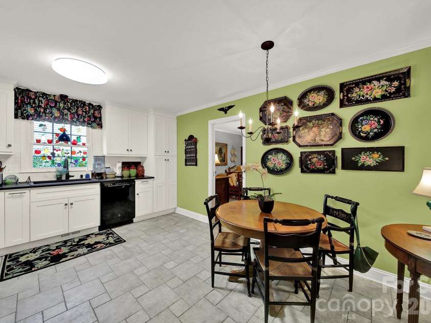 924 Glenshannon Road, Matthews, NC 28105.  MLS# CAR4415656, YatesRealty ID 45156. Kitchen