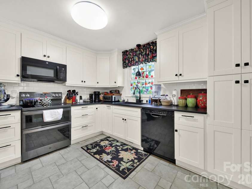 924 Glenshannon Road, Matthews, NC 28105.  MLS# CAR4415656, YatesRealty ID 45156. Kitchen