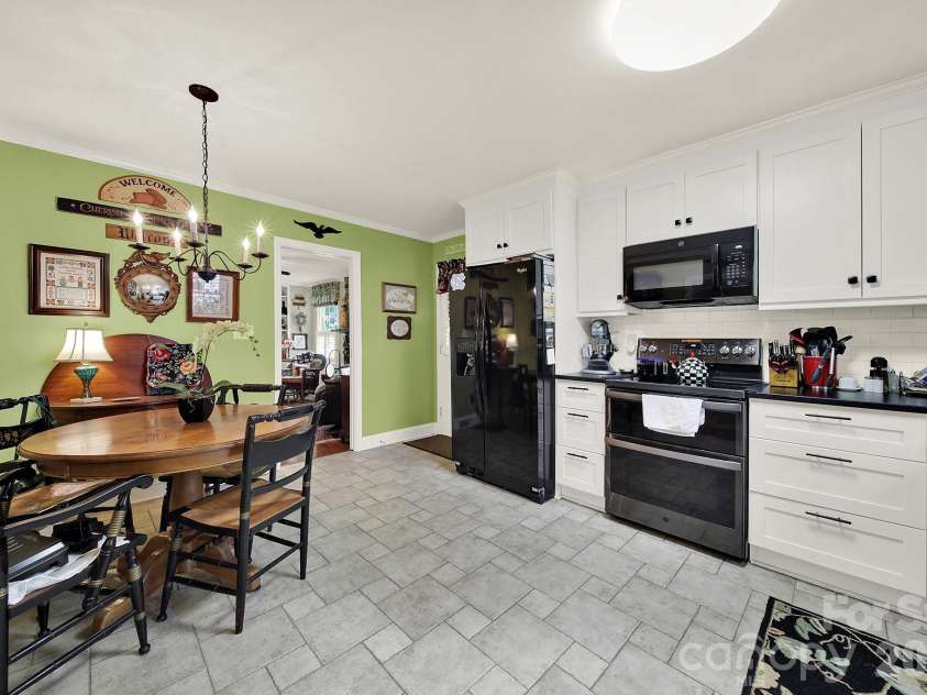 924 Glenshannon Road, Matthews, NC 28105.  MLS# CAR4415656, YatesRealty ID 45156. Kitchen