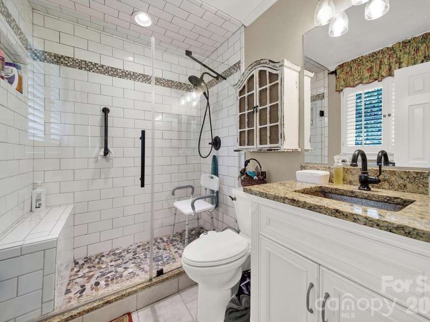 924 Glenshannon Road, Matthews, NC 28105.  MLS# CAR4415656, YatesRealty ID 45156. Primary Bathroom