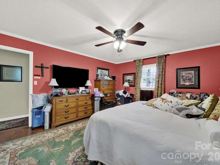 924 Glenshannon Road, Matthews, NC 28105.  MLS# CAR4415656, YatesRealty ID 45156. Primary Bedroom