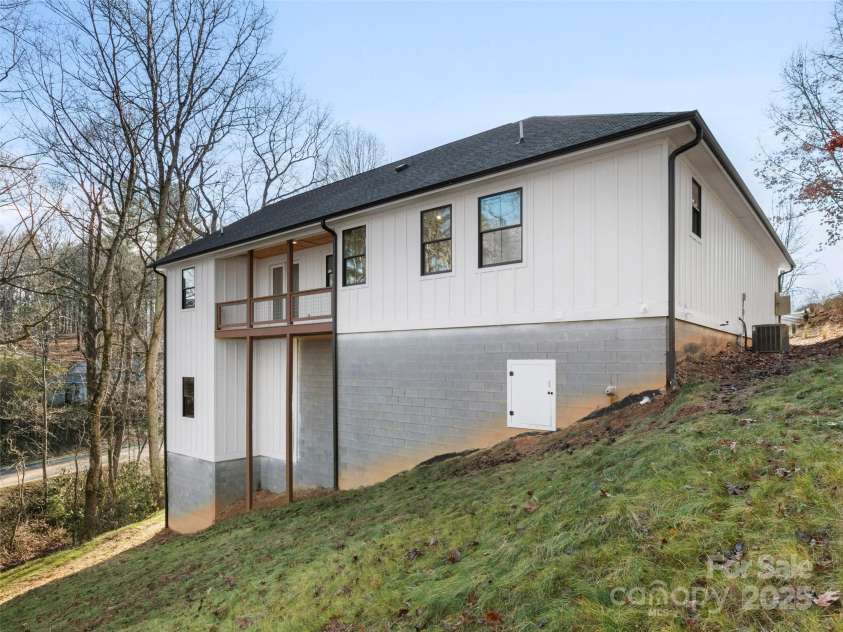 404 High Ridge Drive, Mills River, NC 28759.  MLS# CAR4210727, YatesRealty ID 4516. 