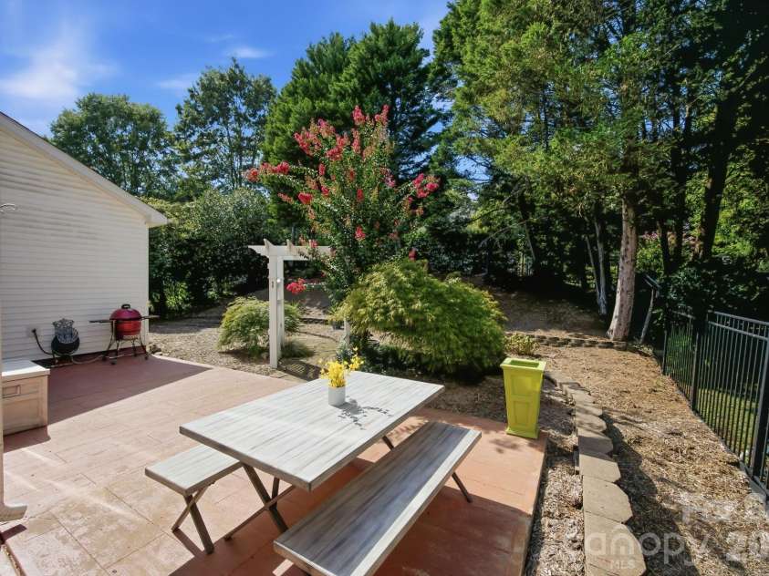 8025 Cottsbrooke Drive, Huntersville, NC 28078.  MLS# CAR4415532, YatesRealty ID 45167. 