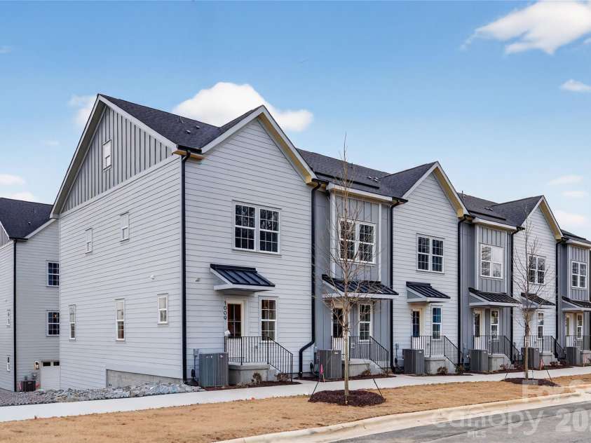 1013 Carter Avenue, Charlotte, NC 28206.  MLS# CAR4415962, YatesRealty ID 45175. Enter on main level from Carter Ave.