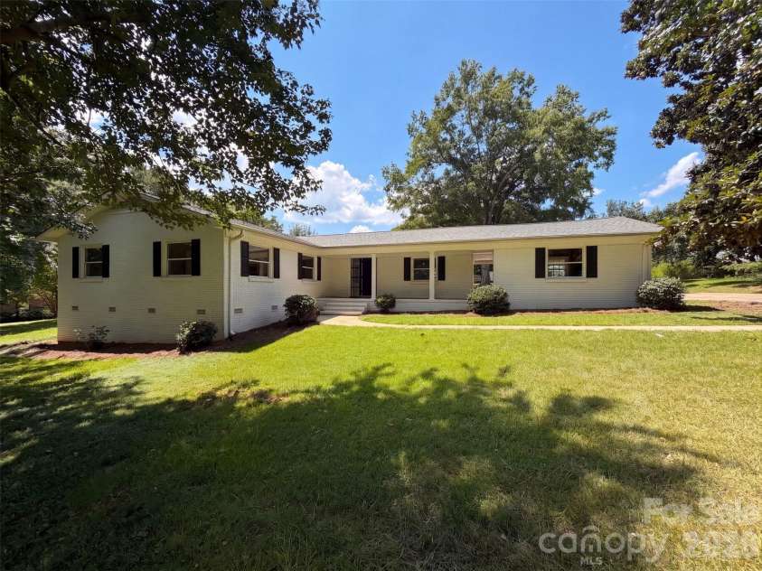 8519 Denbur Drive, Charlotte, NC 28215.  MLS# CAR4415963, YatesRealty ID 45179. 